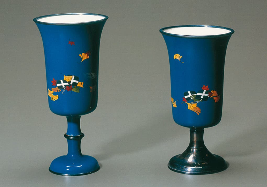 photoGoblets decorated in autumn ginkgo leaves