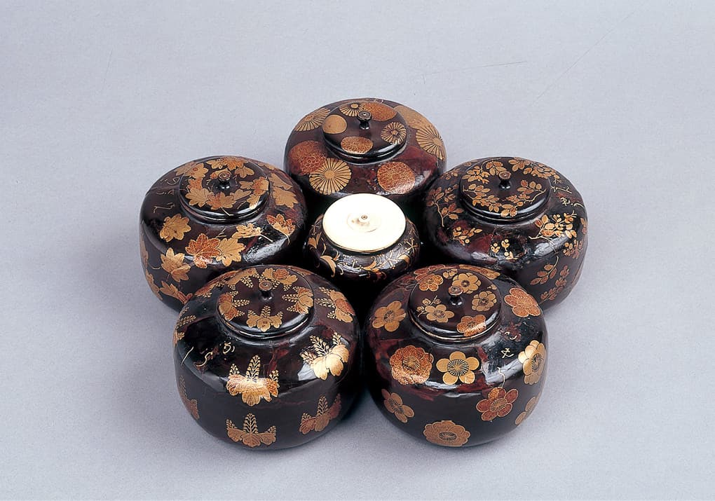 photoSpice container with makie lacquered decoration (Important Cultural Property) ※exhibits are changed from time to time