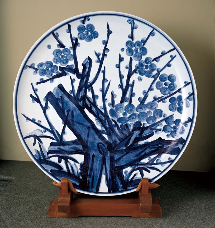 photoBig plate with plum tree in blue-on-white by Yuzo Kondo (1975)