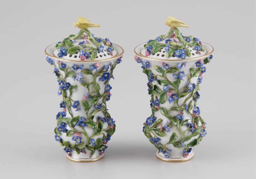 photoMeissen Potpourri pots decorated in forget-me-not and birds (around 1880)