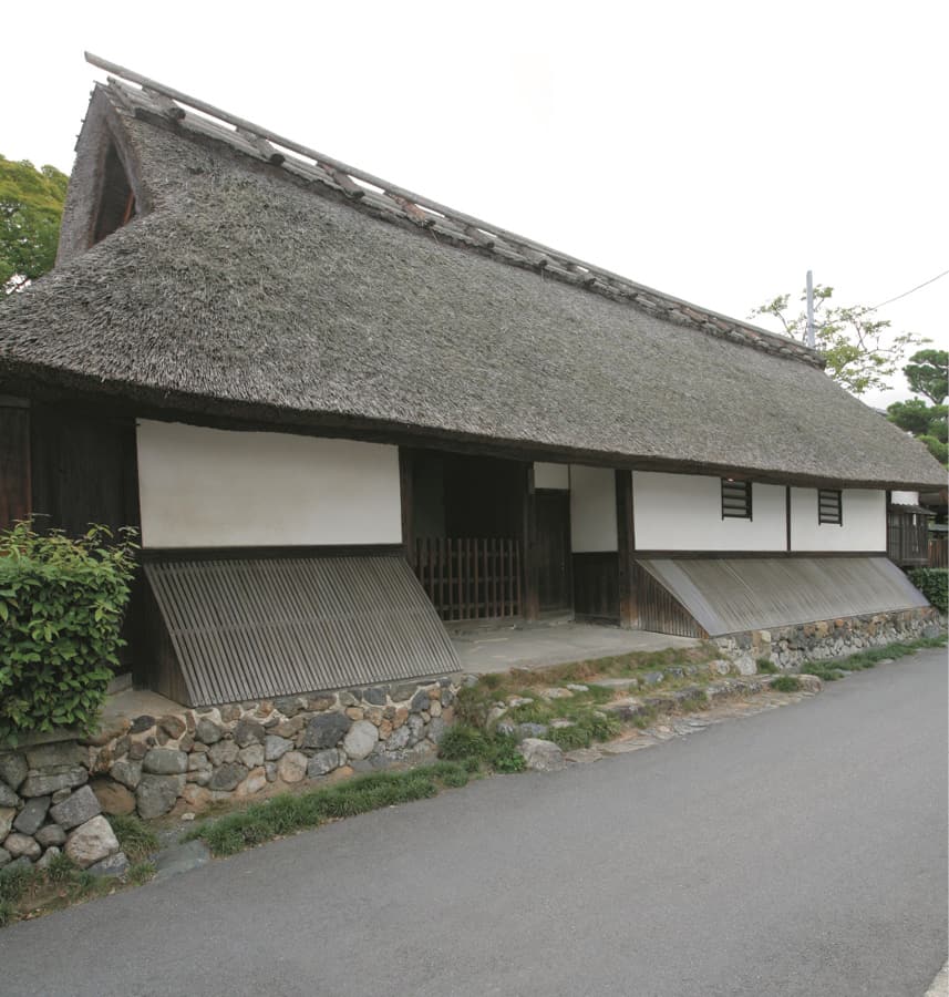 photo15-meter long thatched gatehouse