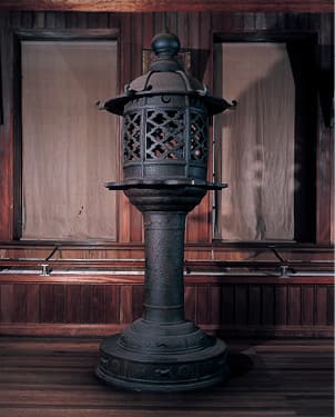 photoIron lantern by Yorijiro Tsuji (Important Cultural Property)