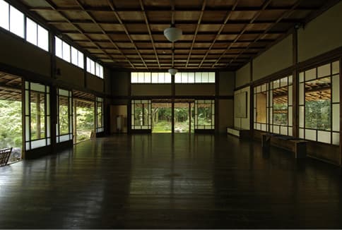 photoInterior view of studio, Zonkoro