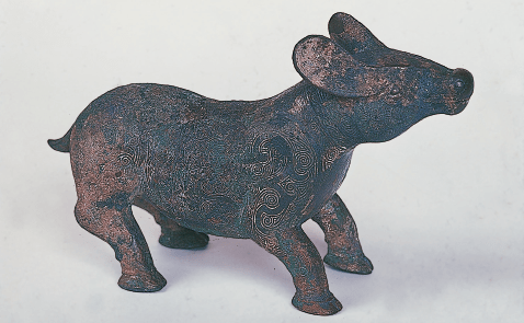 photoBronze sacrificial calf (Important Art Property) from early Warring States period, Shanxi Province 