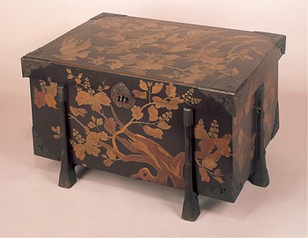 photoDecorated Chinese coffer (Important Cultural Property) 