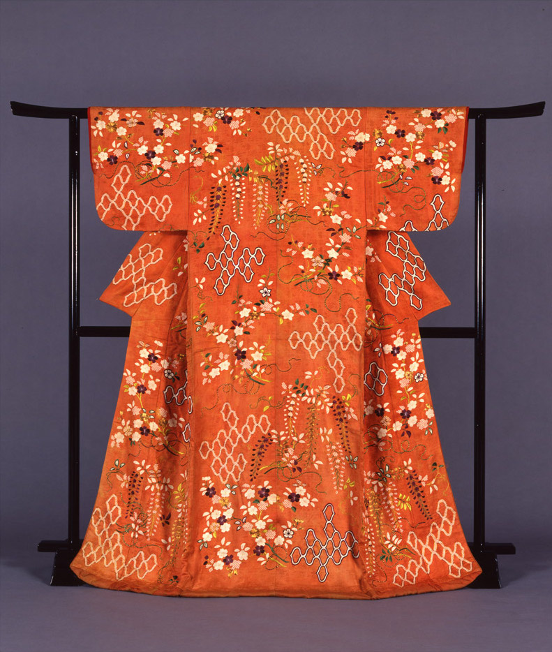 photoFigured fabric with wisteria bellflower pattern on kosode kimono