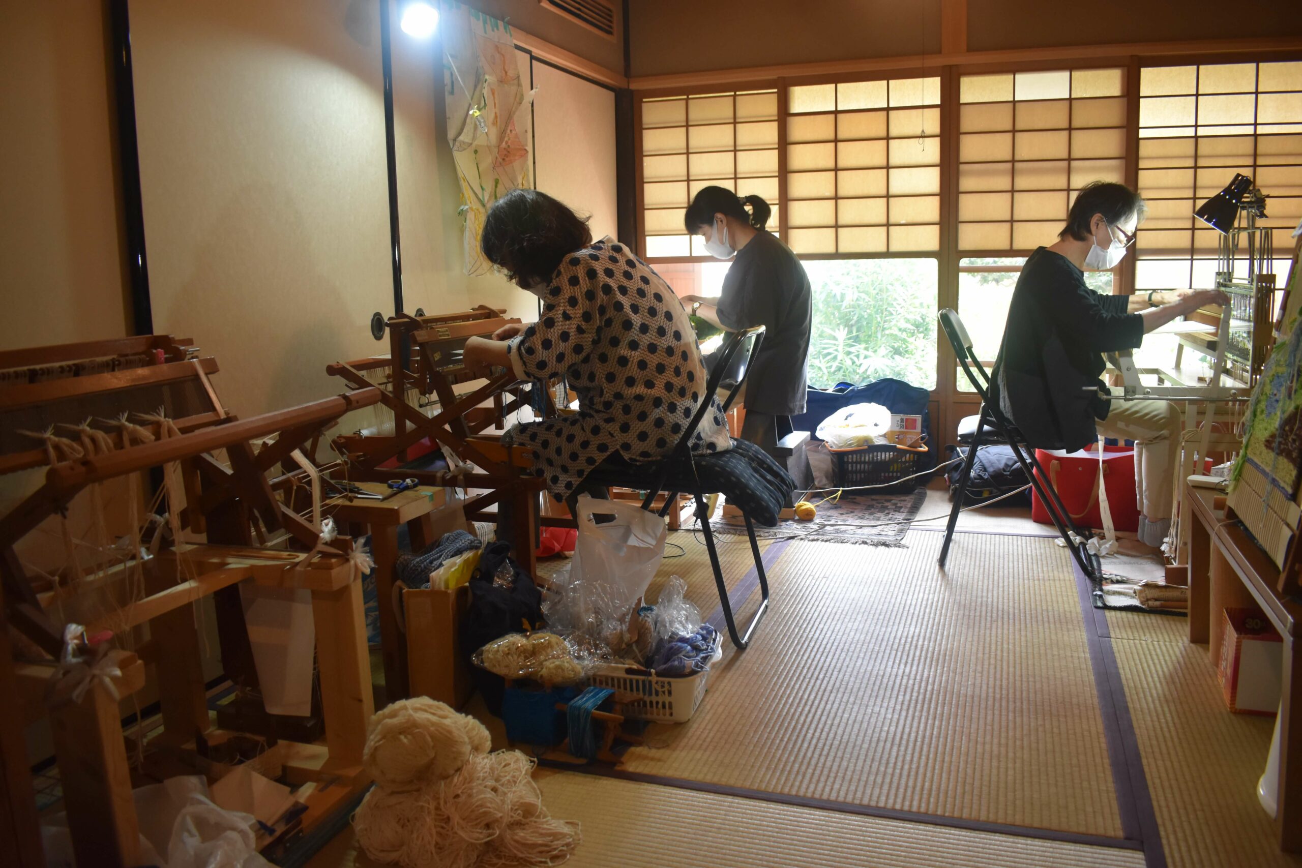 photoMembers at work in the handweaving class