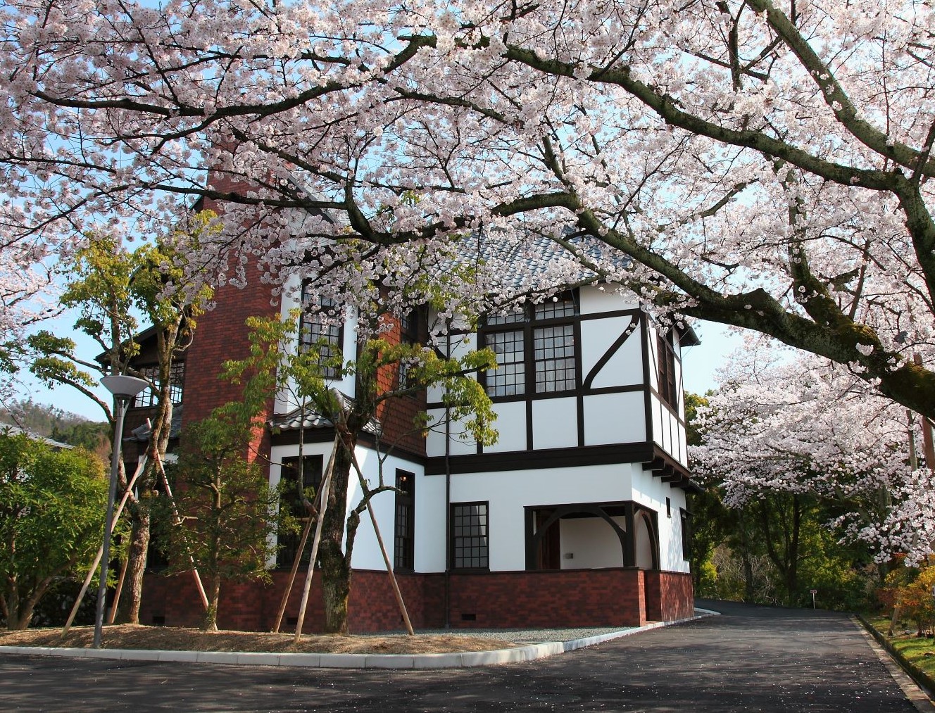 写真野口孫市設計の展示棟